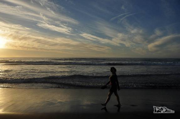 Caminhando no fim de tarde em praia de Pichilemu, no litoral central do Chile